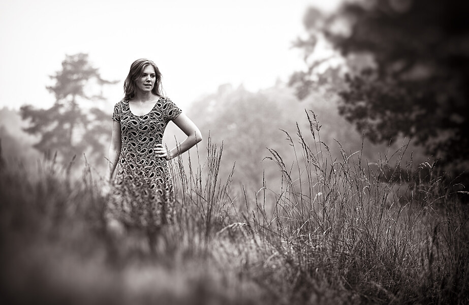 Portrait Frau auf einer Wiese