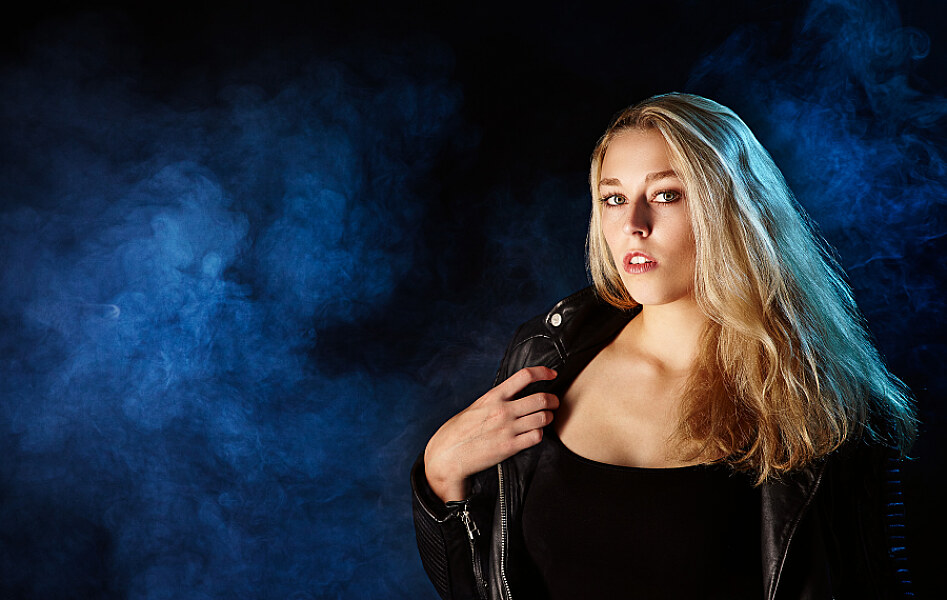 Portrait Frau mit Lederjacke