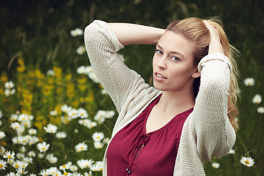 Frauenportrait in einer Wiese