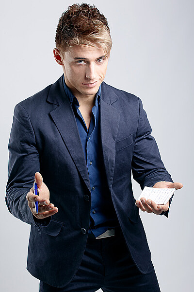 Mann mit Stift und Notitzzettel