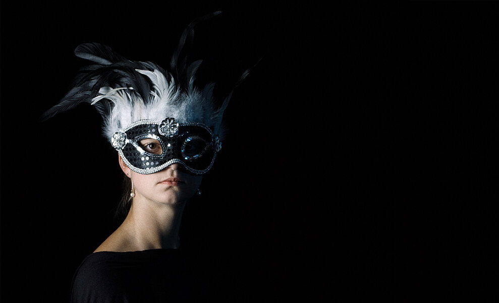 Portrait Frau mit Maske