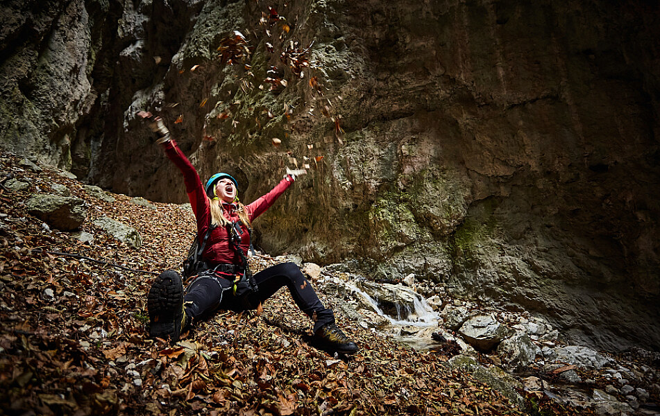 Frauenportrait in einer Schlucht