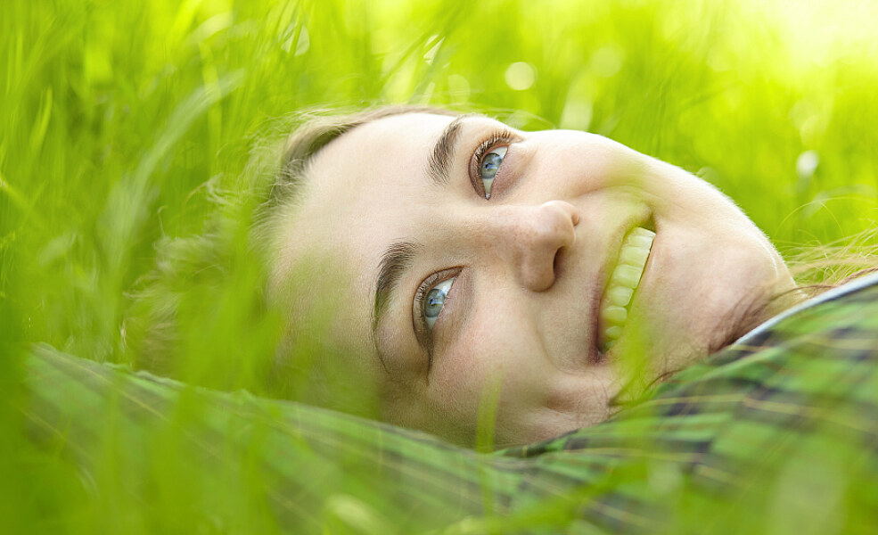 Frauenportrait in einer Wiese